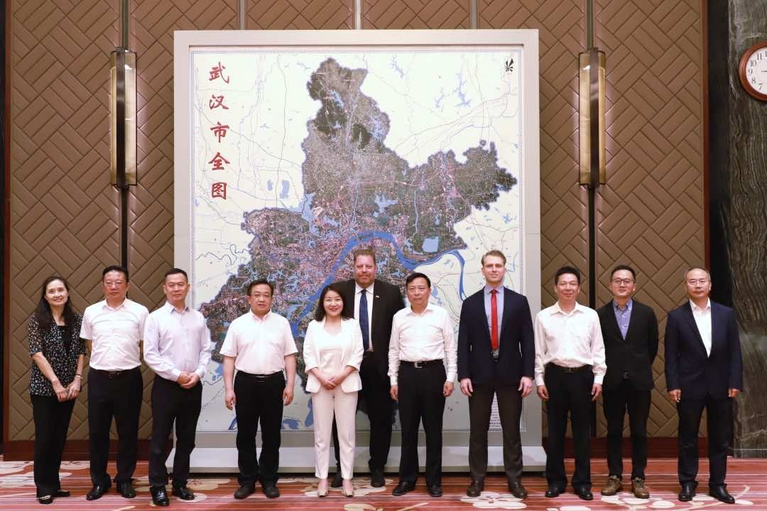 杨泽发会见奥地利友人和海外侨领