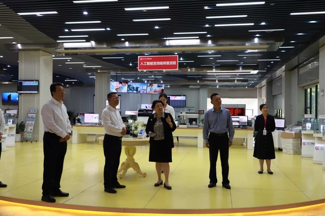 中国侨联秘书长陈迈在汉调研