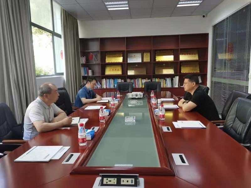 宜昌市侨联主席邓希康调研“双千”服务企业清阳科技有限公司