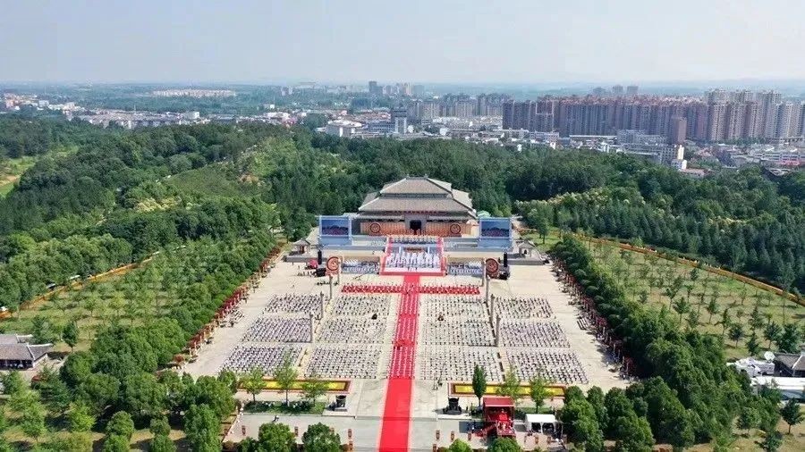 中国华侨公益基金会理事长乔卫参加癸卯年世界华人炎帝故里寻根节