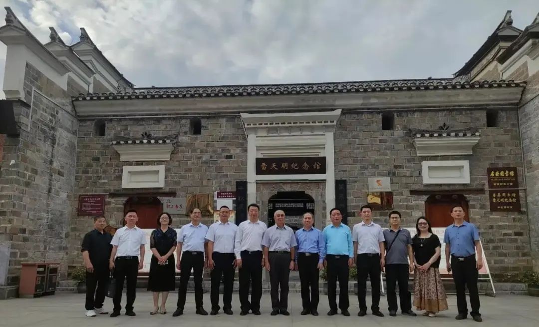 中国华侨公益基金会理事长乔卫一行赴十堰房县调研
