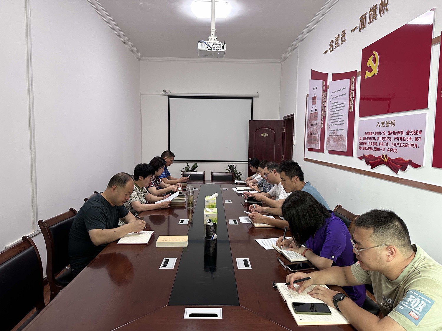 襄阳市侨联组织召开专题会议 学习贯彻全省市州侨联现场会 暨省侨联十一届五次常委会议精神