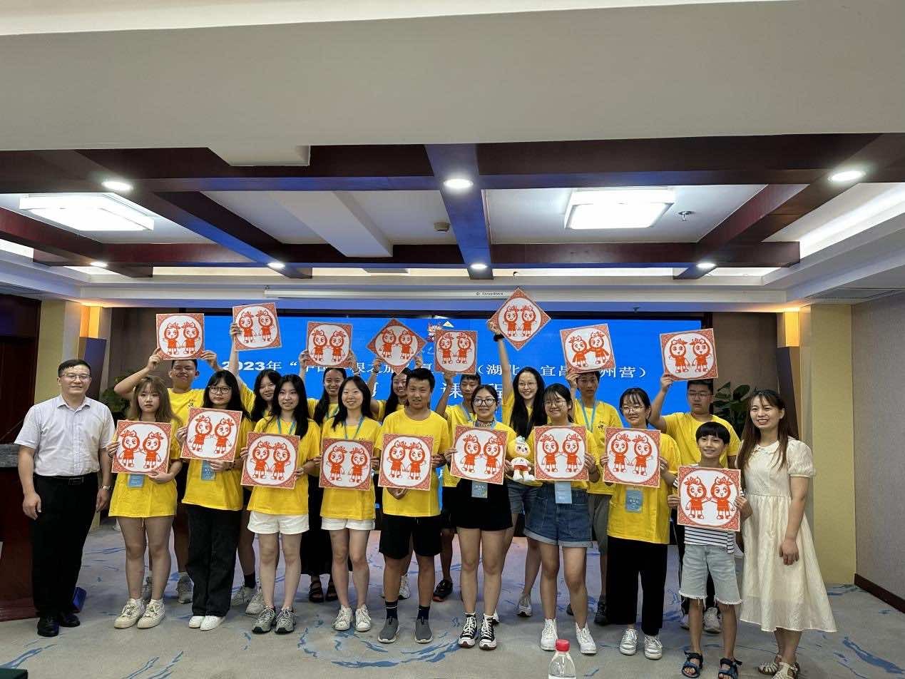 剪刀为“笔” 纸上作画 ——德国华裔青少年剪出省第十六届运动会吉祥物“橙橙”