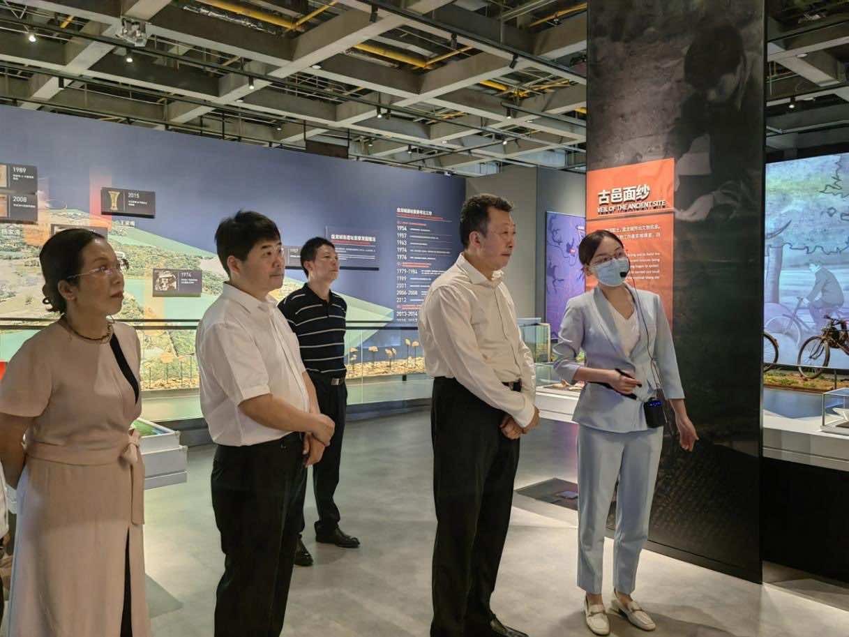 施政到黄陂区调研基层侨联工作