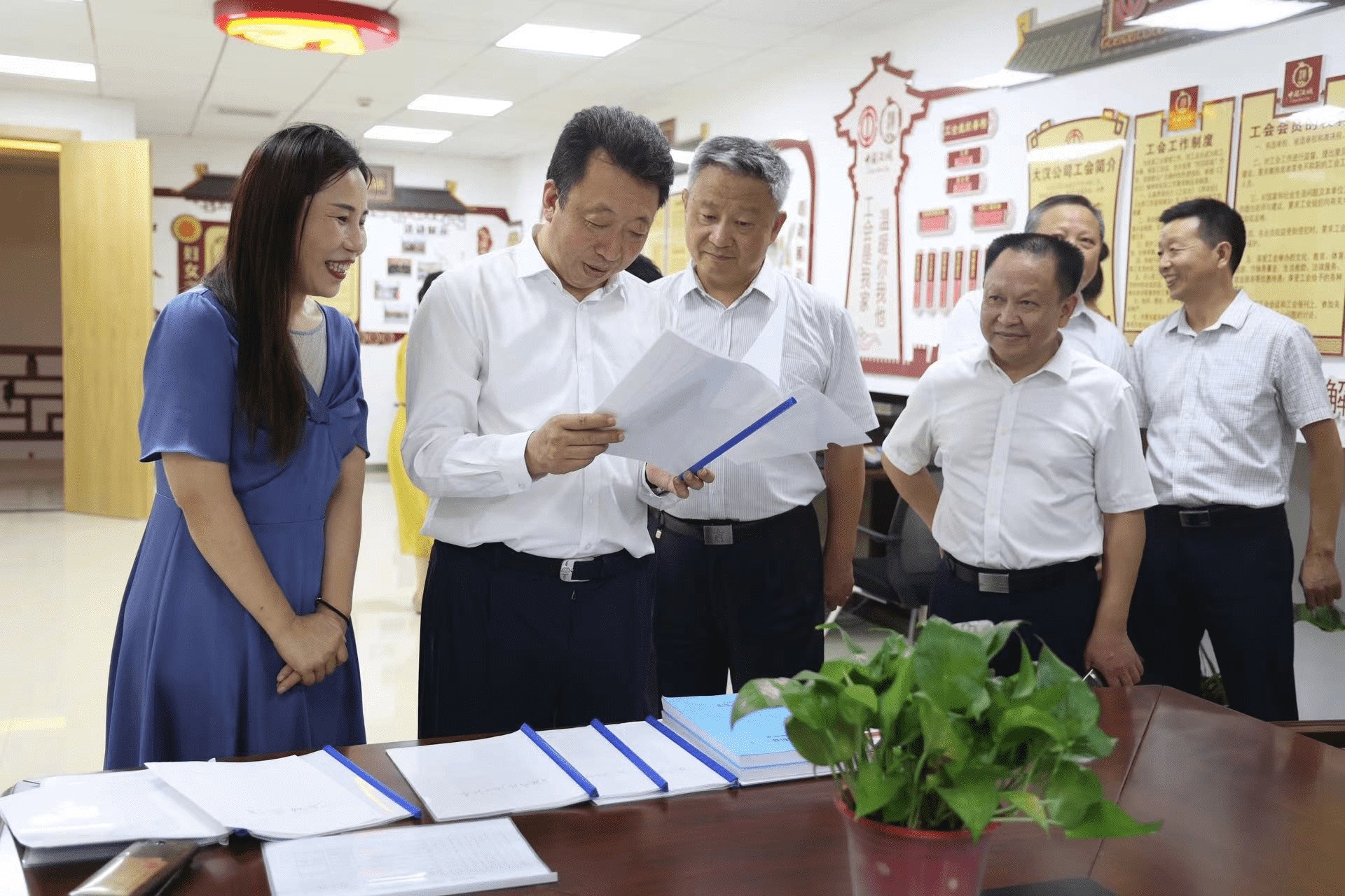 省侨联主席施政一行 来襄调研基层侨联建设情况