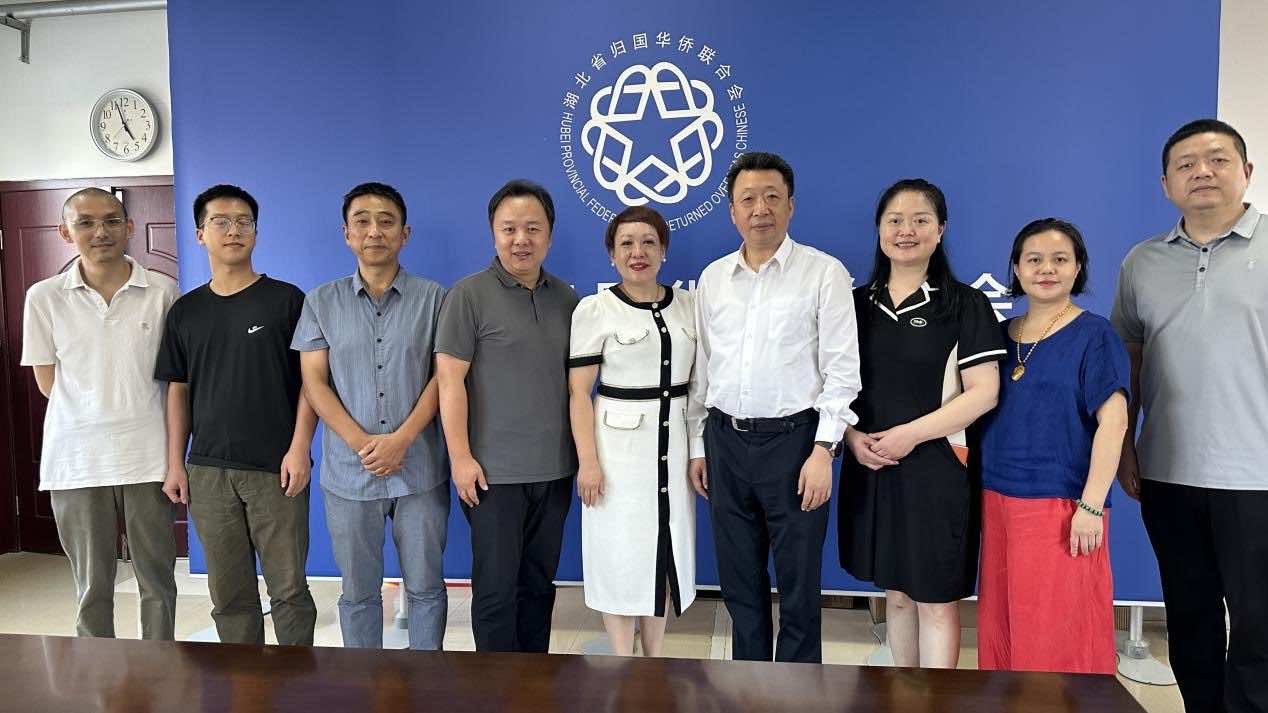 施政会见新西兰湖北商业总会执行会长杨志鸿一行