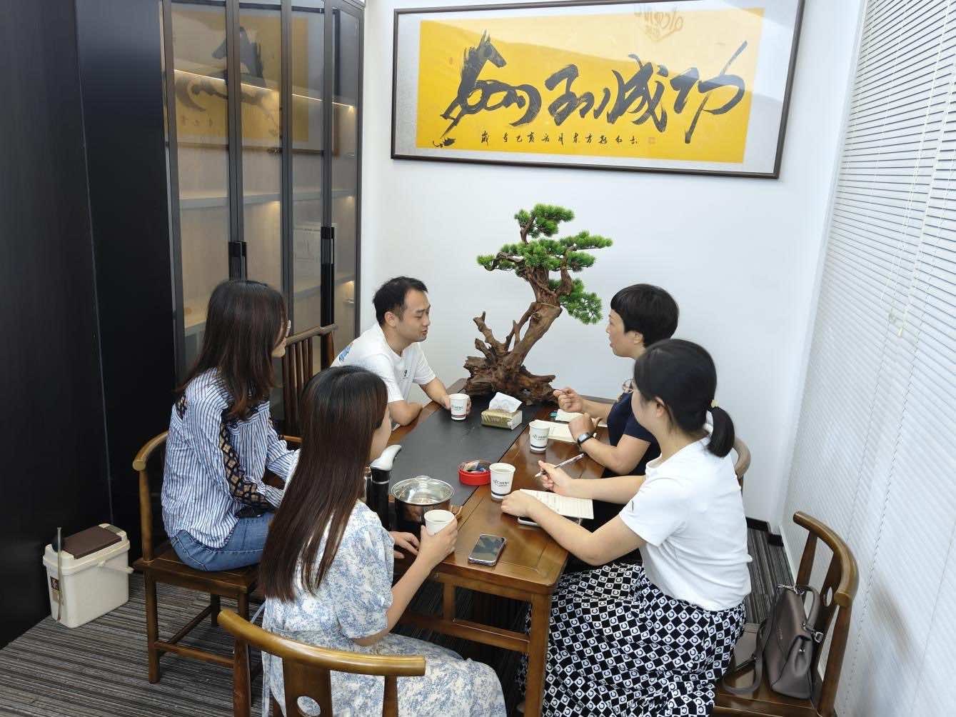 西陵区侨联开展宣讲第十一次侨代会精神进侨企暨“庆中秋迎国庆”走访慰问活动