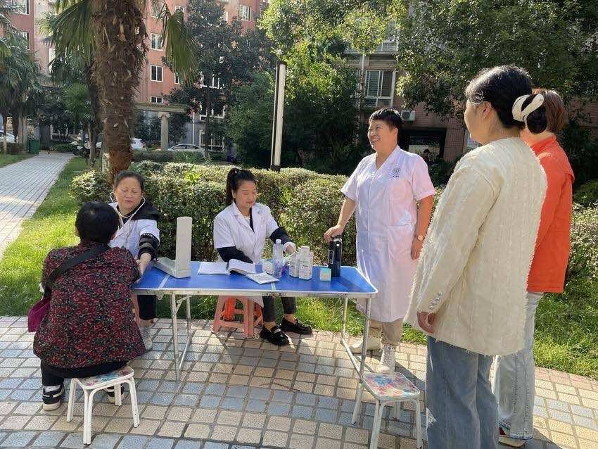襄阳市丹江路社区开展“侨爱心—送温暖” 义诊活动