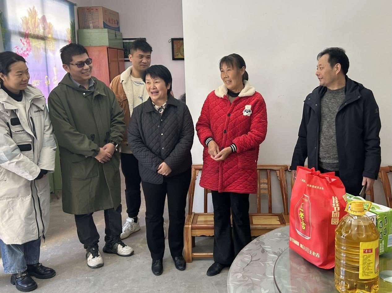 襄阳市侨联赴保康开展困难侨眷侨属慰问活动