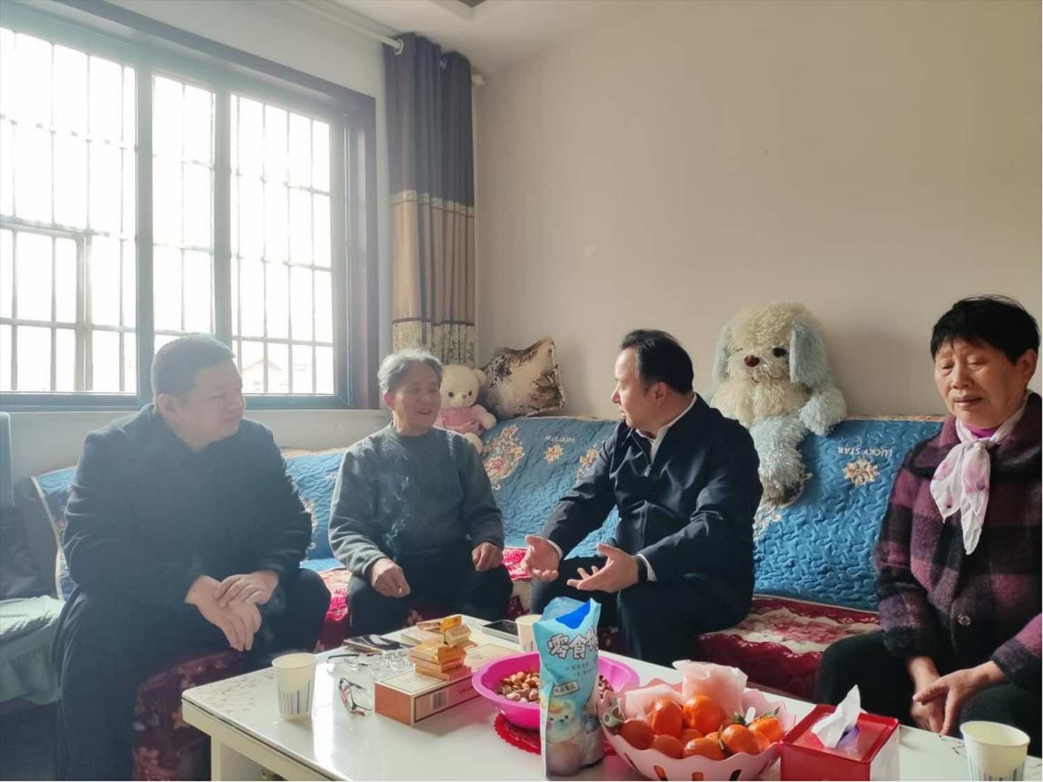 侯继文看望慰问在汉归侨侨眷和海外侨领亲属