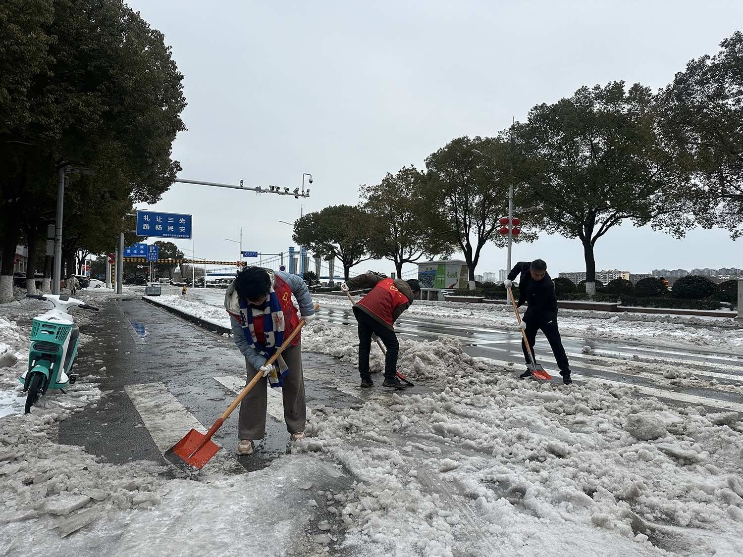 襄阳市侨联：扫雪除冰暖人心，风雪更映“志愿红”