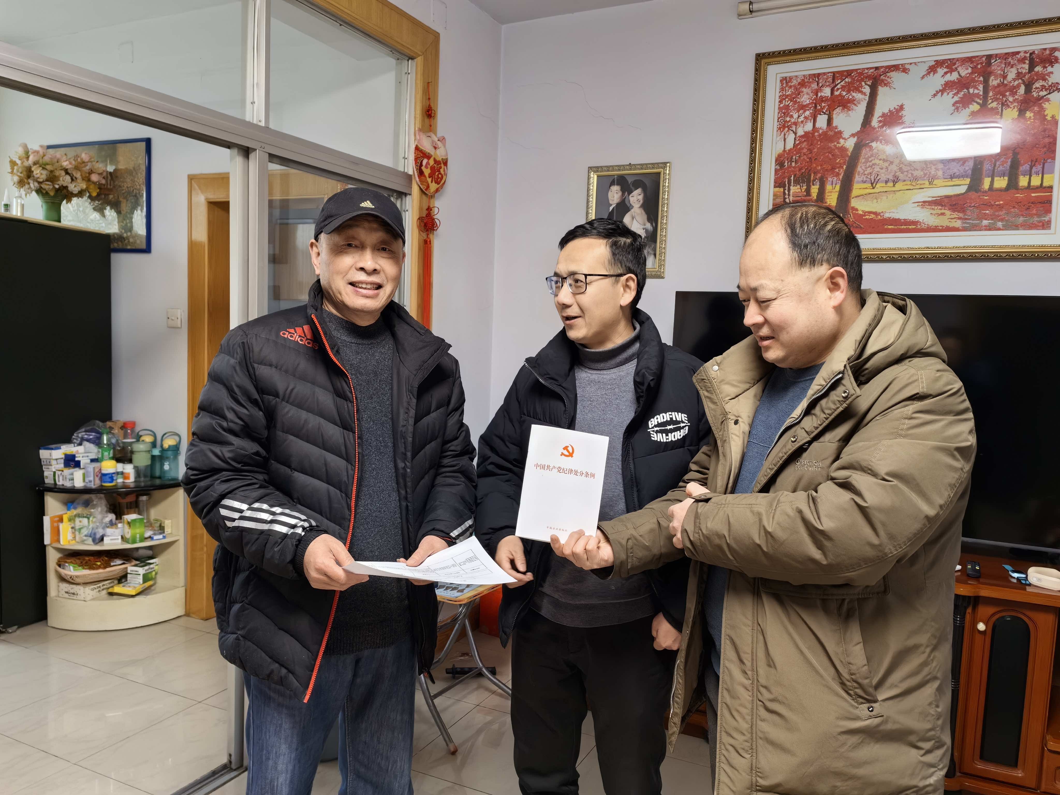 襄阳市侨联走访慰问机关退休老干部