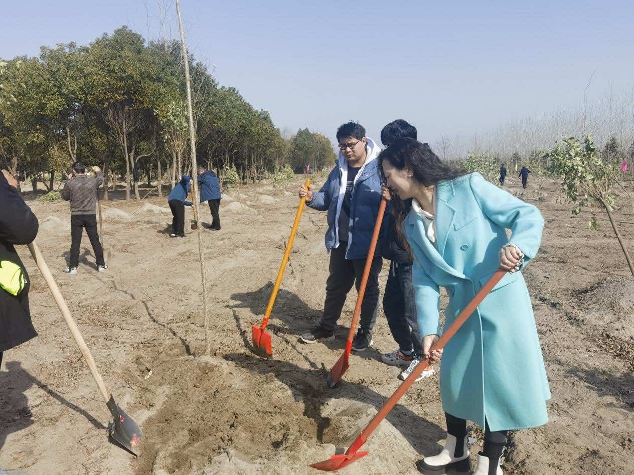老河口市侨界青年积极参加义务植树活动