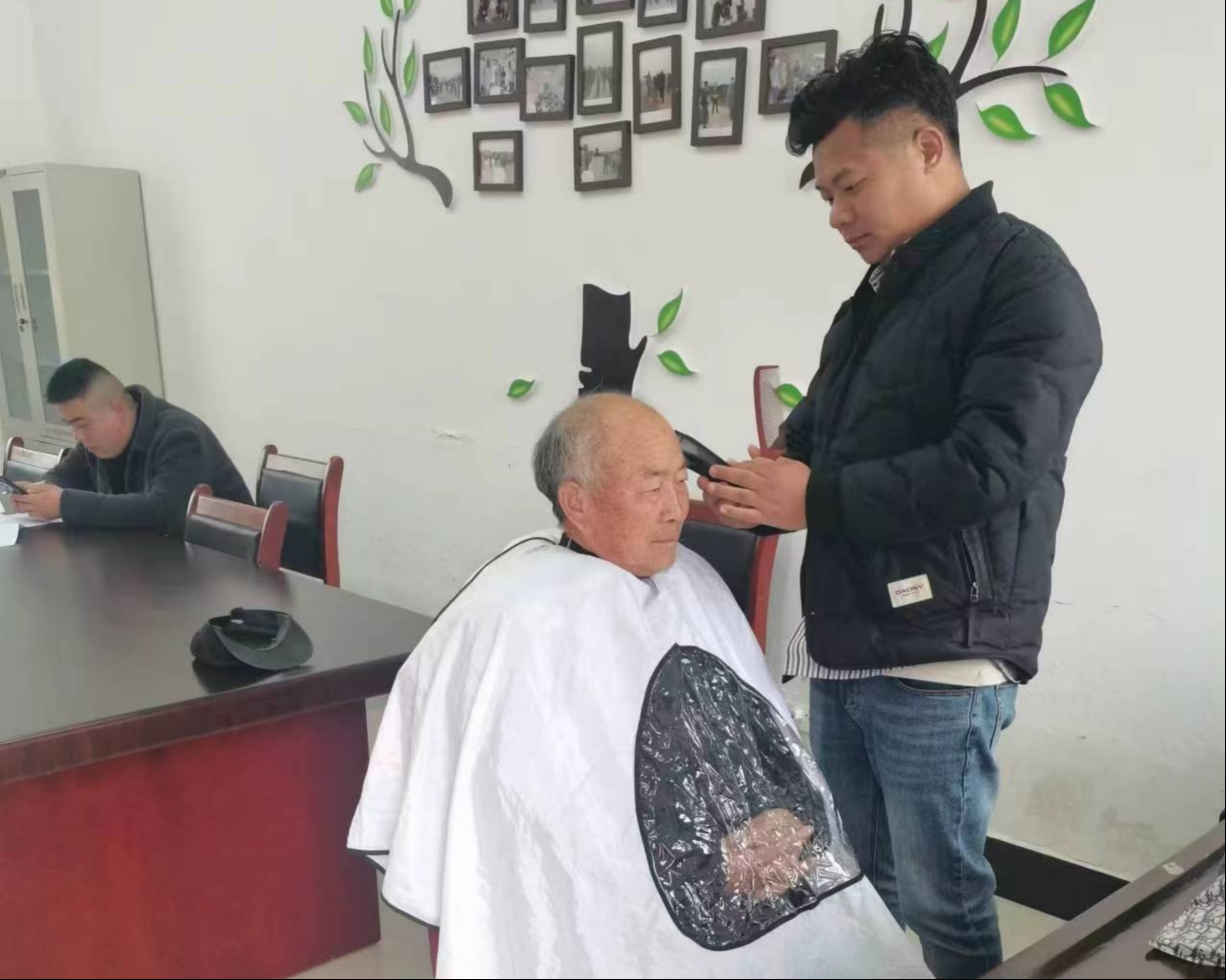 老河口侨联：爱心从“头”传递 真情温暖侨眷