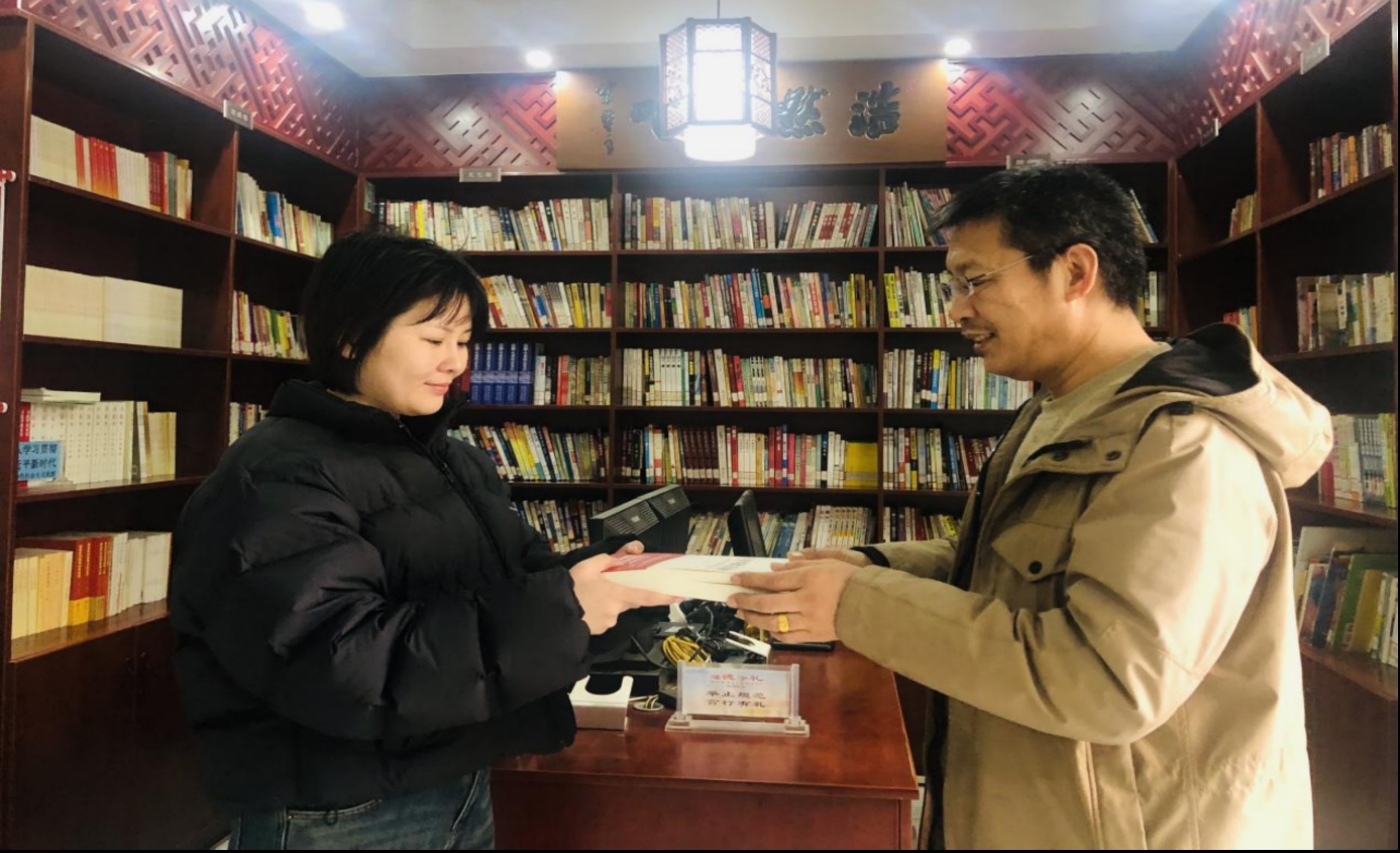 襄阳市樊城区长虹路社区开展“凝聚侨力量 同心沐书香”图书捐赠活动