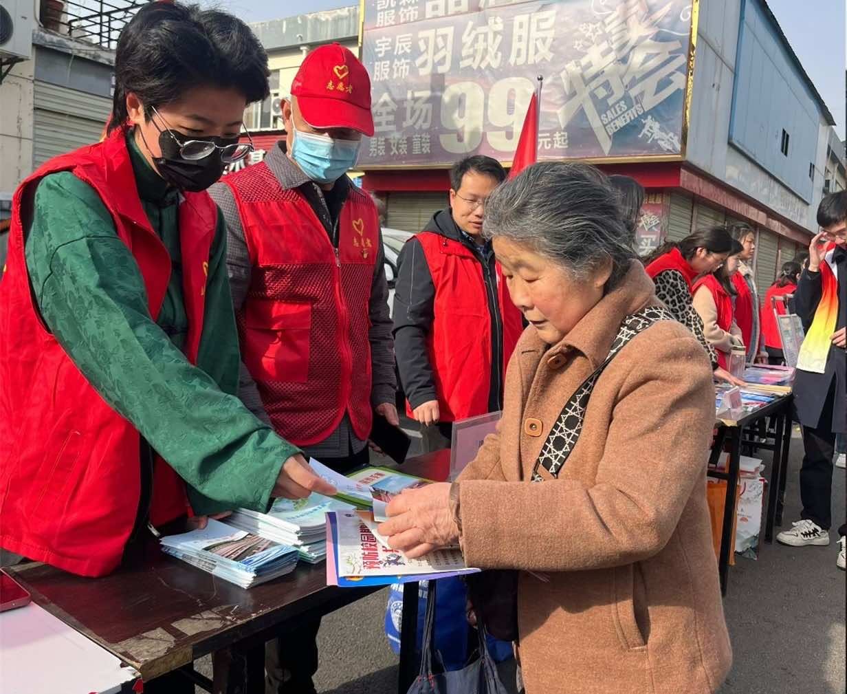 应城市光明社区“侨胞之家”联合应城爱尔眼科医院开展志愿服务活动