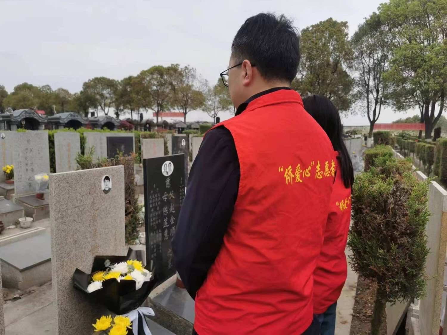 荆州区侨联：代侨祭扫 让为侨服务更有“温度”