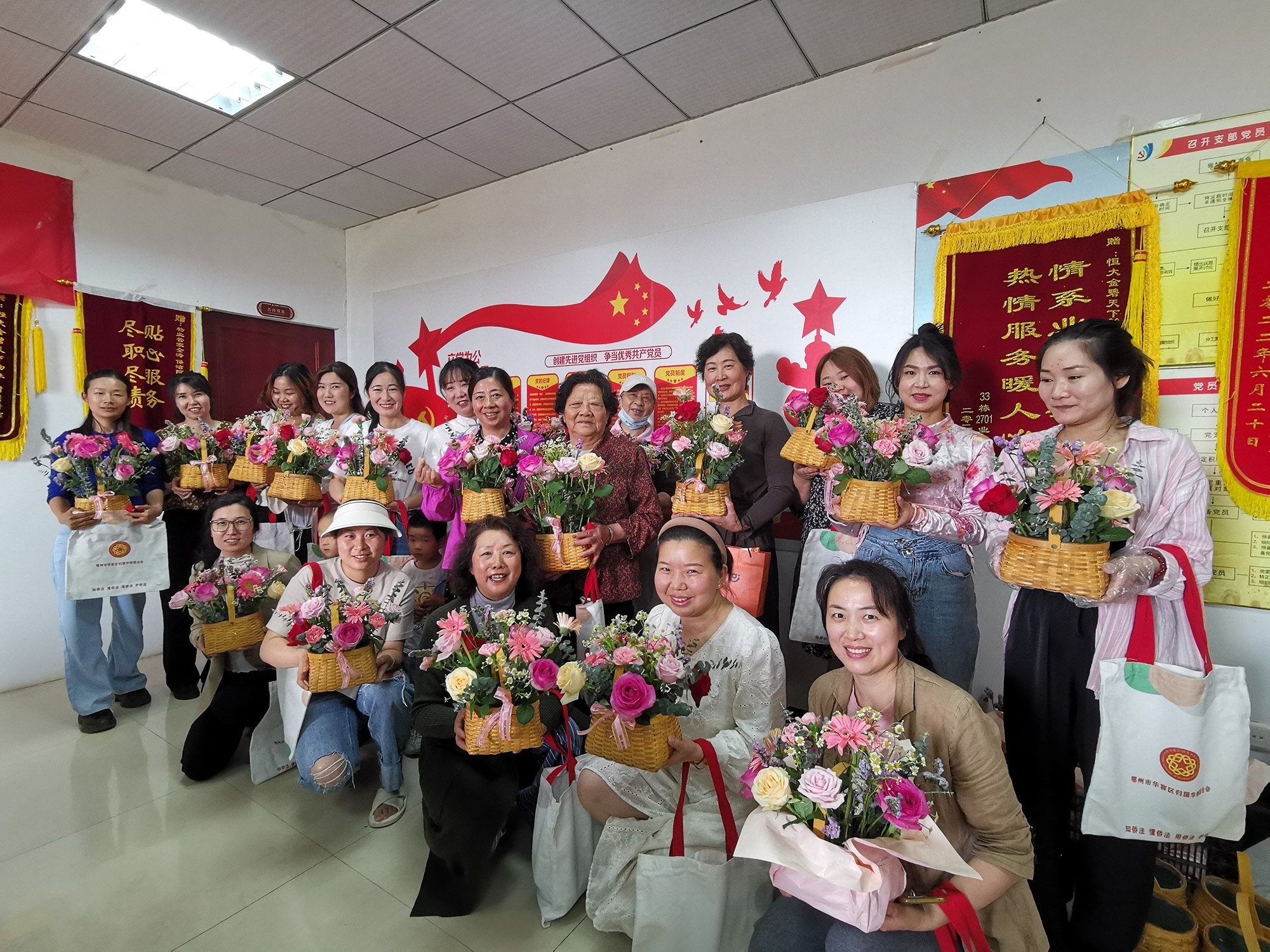 鄂州市华容区侨联开展“诗情画意 感恩有你”母亲节花艺活动