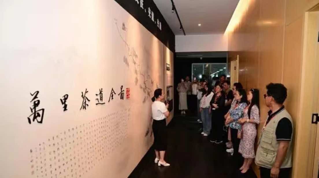 海外华文媒体和香港作家代表盛赞宜昌长盛川青砖茶