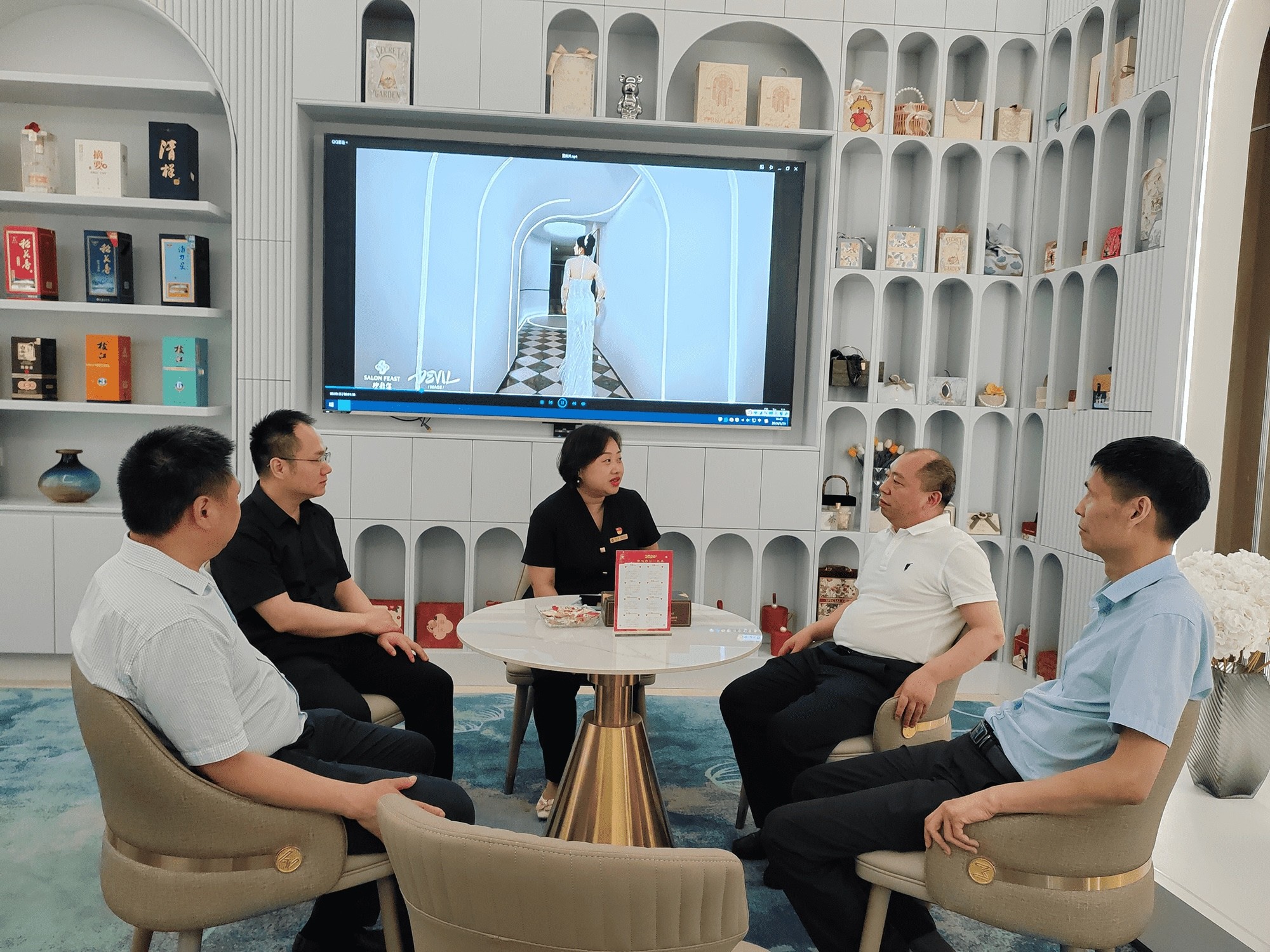 宜昌市侨联主席邓希康赴伍家岗区走访调研