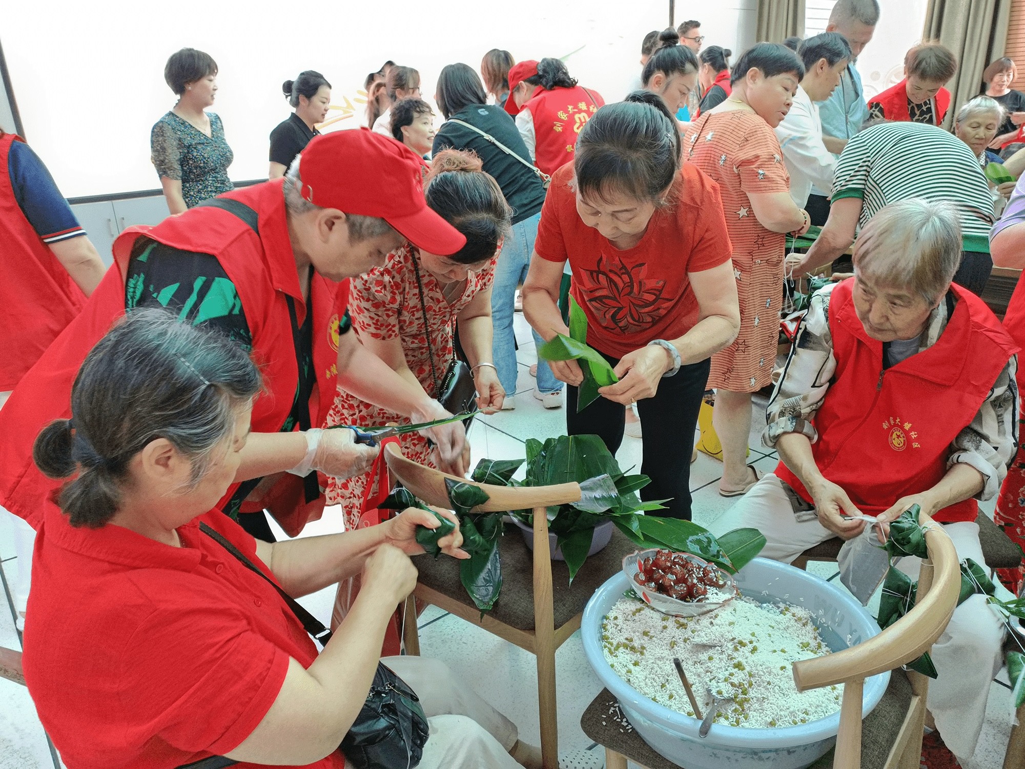 西陵区刘家大堰社区：侨胞团聚一家亲 粽叶飘香迎端午