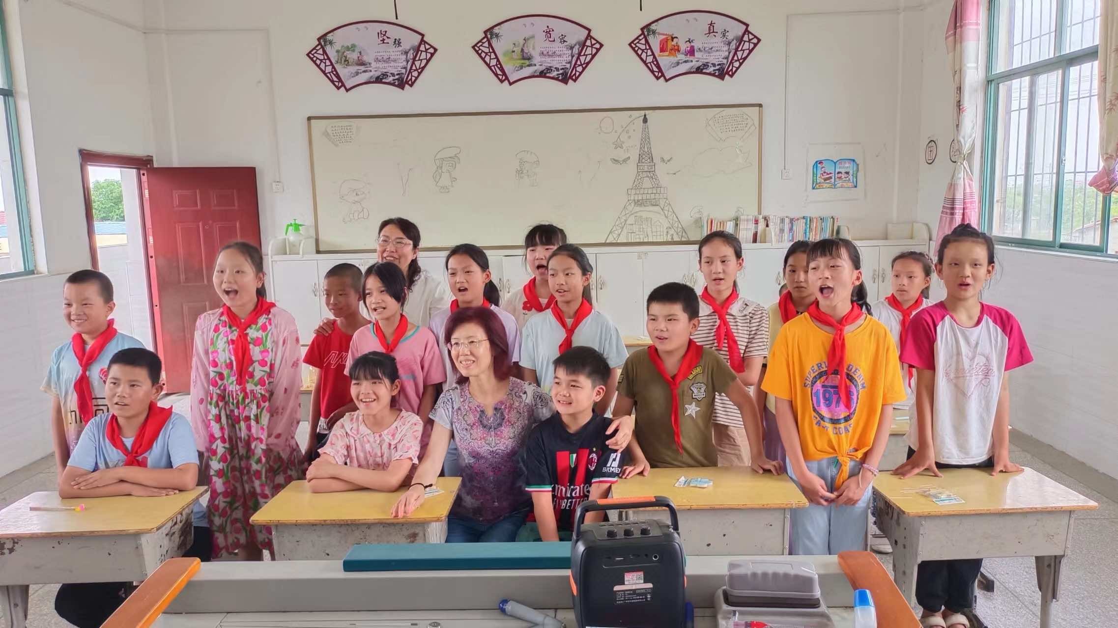美国欣欣教育基金会来孝回访欣欣小学