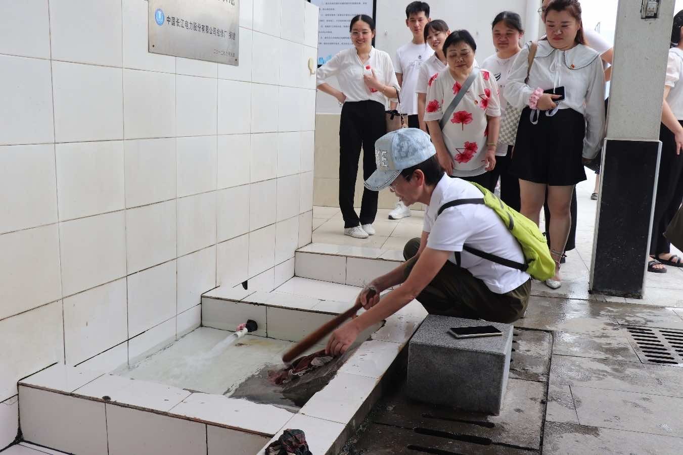 宜昌市伍家岗区李家湖社区“侨胞之家”组织侨眷参观许家冲村红色教育基地