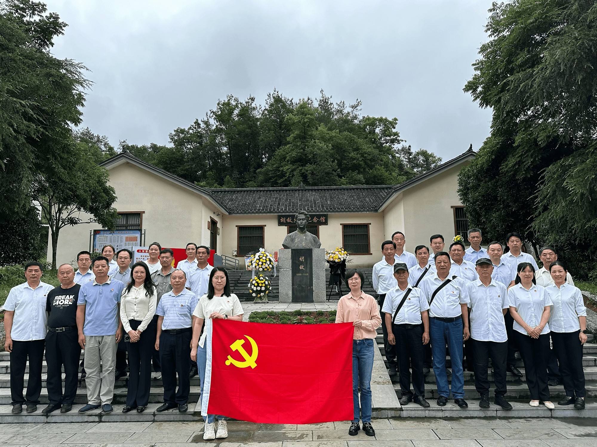 宜昌市侨联开展“缅怀革命先烈 传承红色精神”红色教育活动