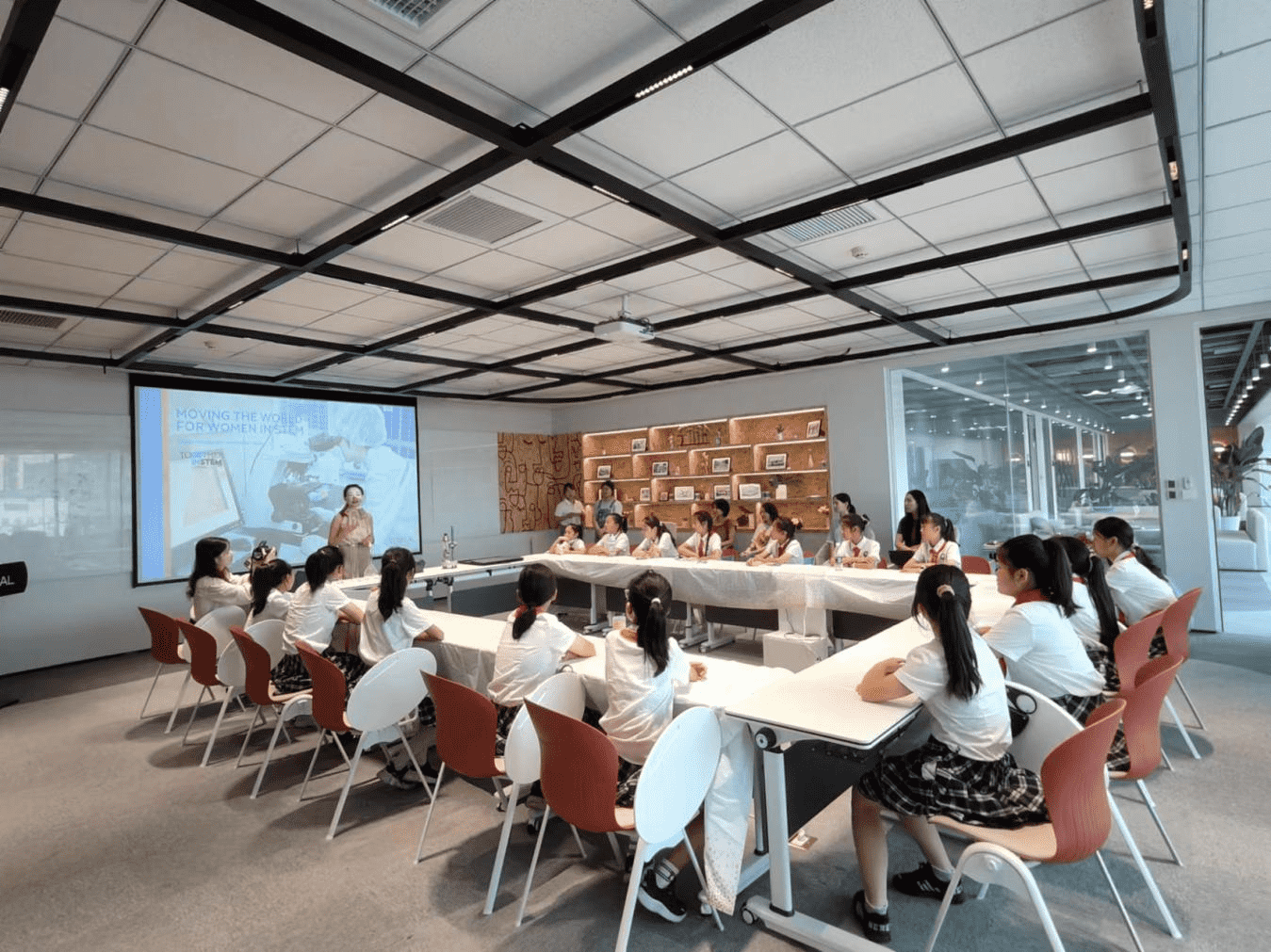 西陵区举办“感知科技魅力 筑梦科研女性”侨界青少年实践活动