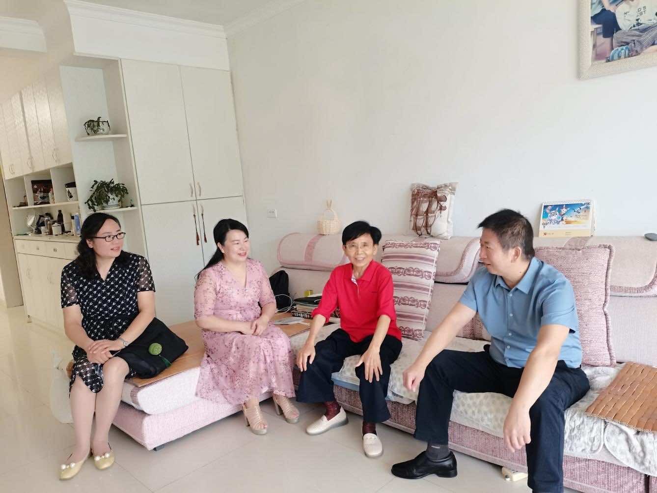 南漳县侨联开展“月圆中秋·代侨探亲” 走访慰问活动