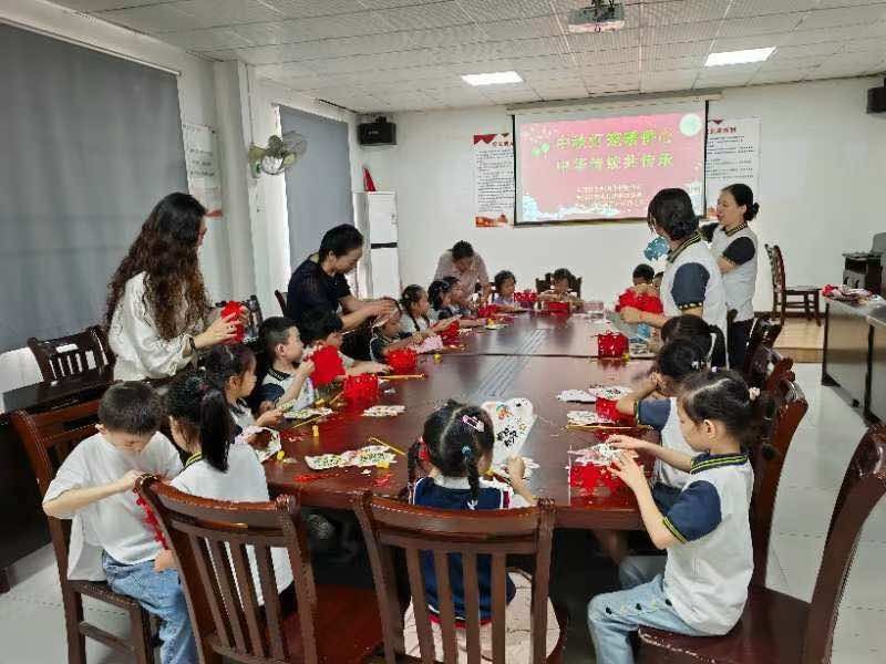 襄阳老河口侨联开展“中秋灯笼暖侨心 中华传统共传承”联谊活动