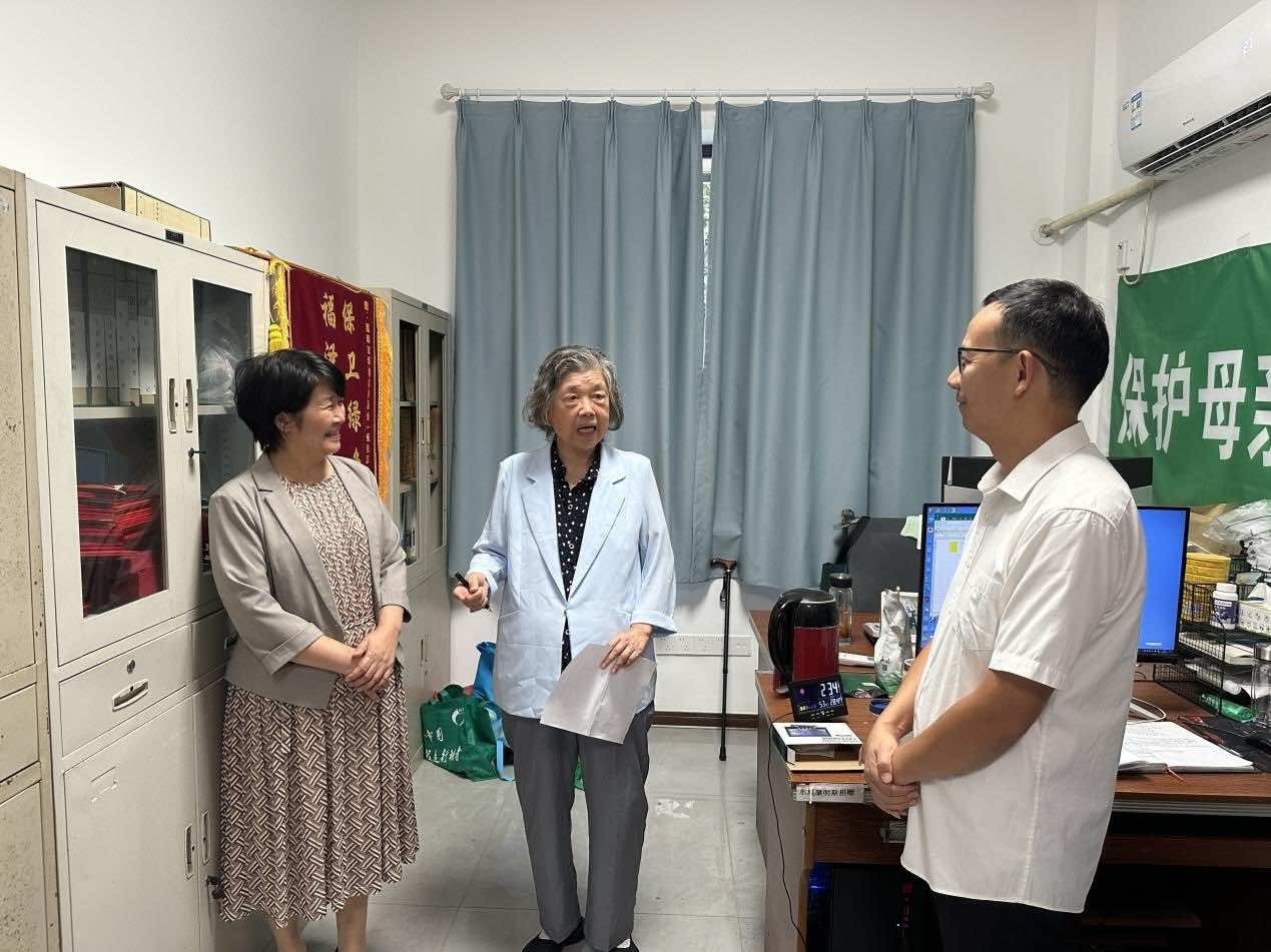 襄阳市侨联开展中秋走访慰问老干部活动