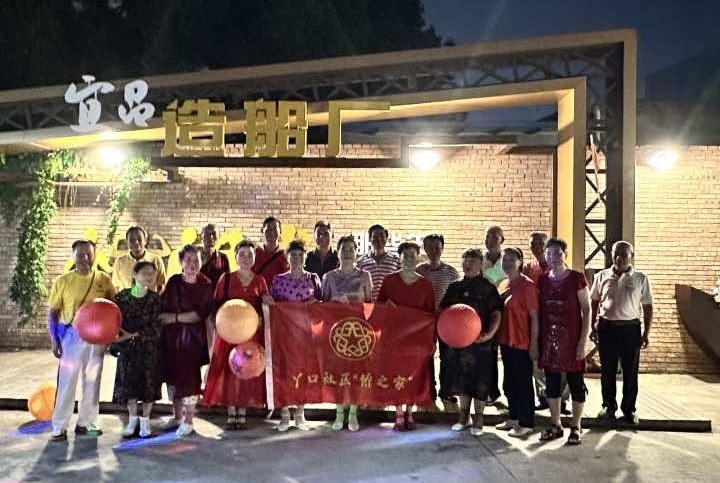 西陵区丫口社区“侨胞之家”举办“红歌颂祖国 共绘国庆情”主题活动