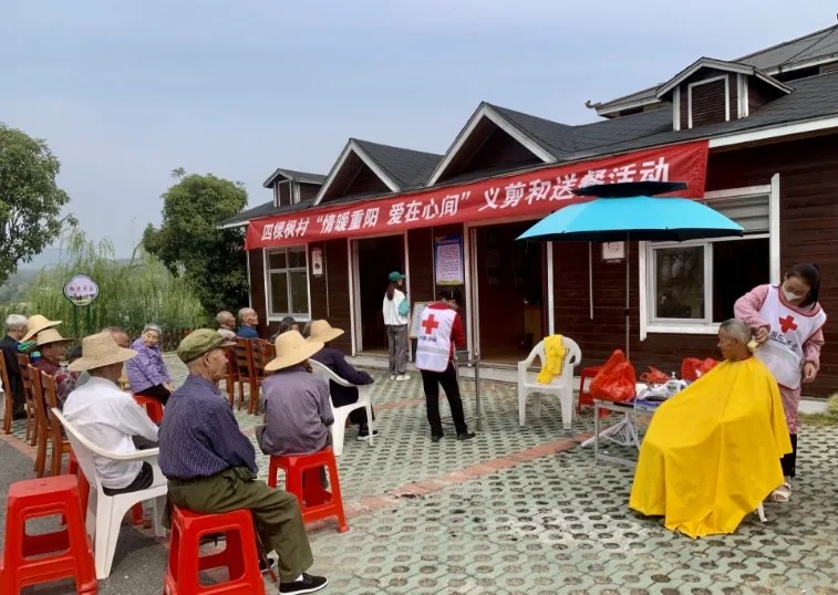 省侨联驻村工作队开展“情暖重阳 爱在心间”敬老爱老志愿服务活动