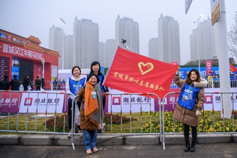襄阳宜城市侨心志愿服务队激情“助跑”马拉松