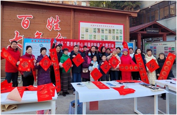 襄阳樊城区侨联开展“墨香暖侨心 送福迎新春”写春联送祝福进社区主题活动