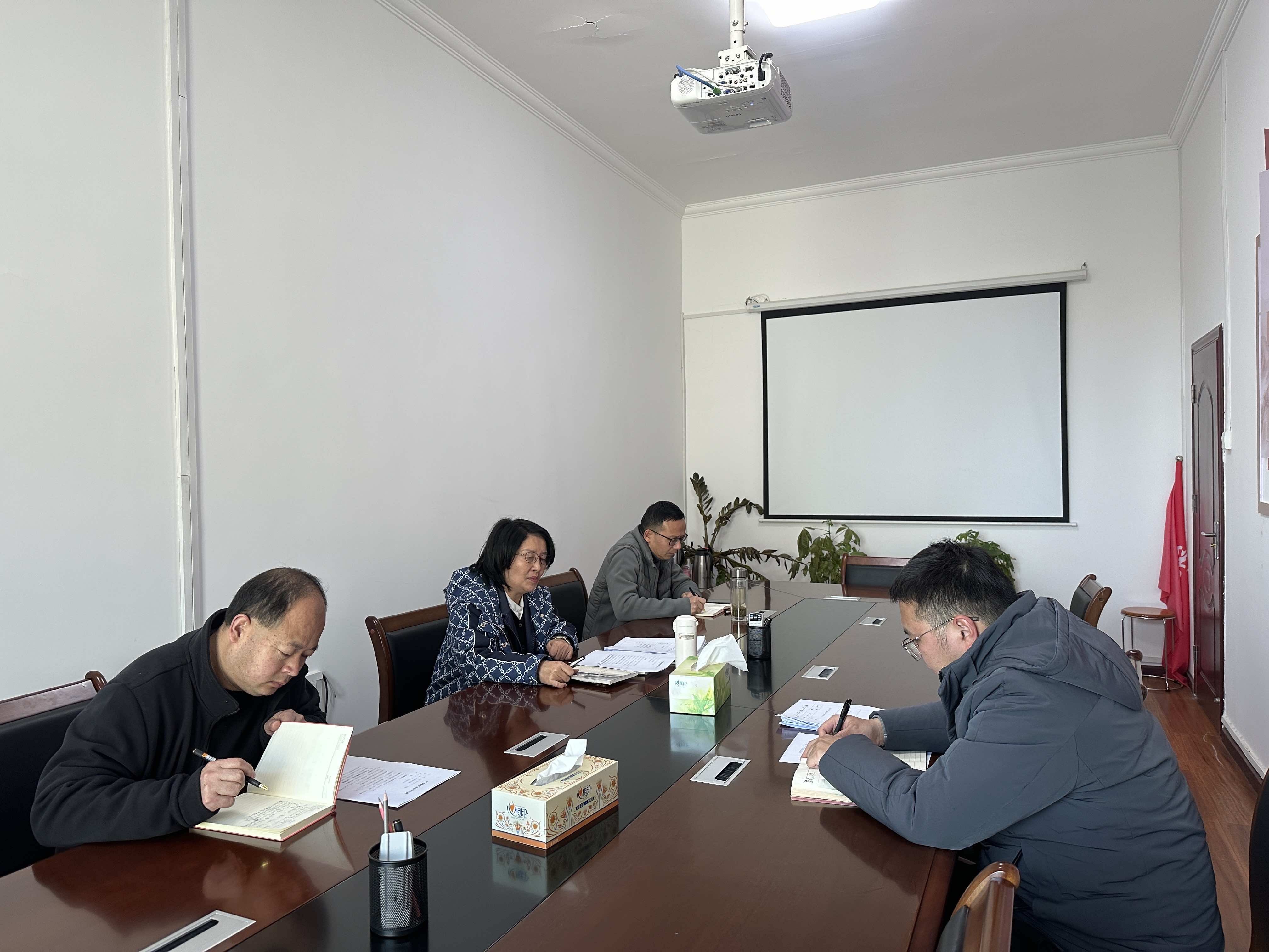 襄阳市侨联召开党组会议传达学习省、市会议精神