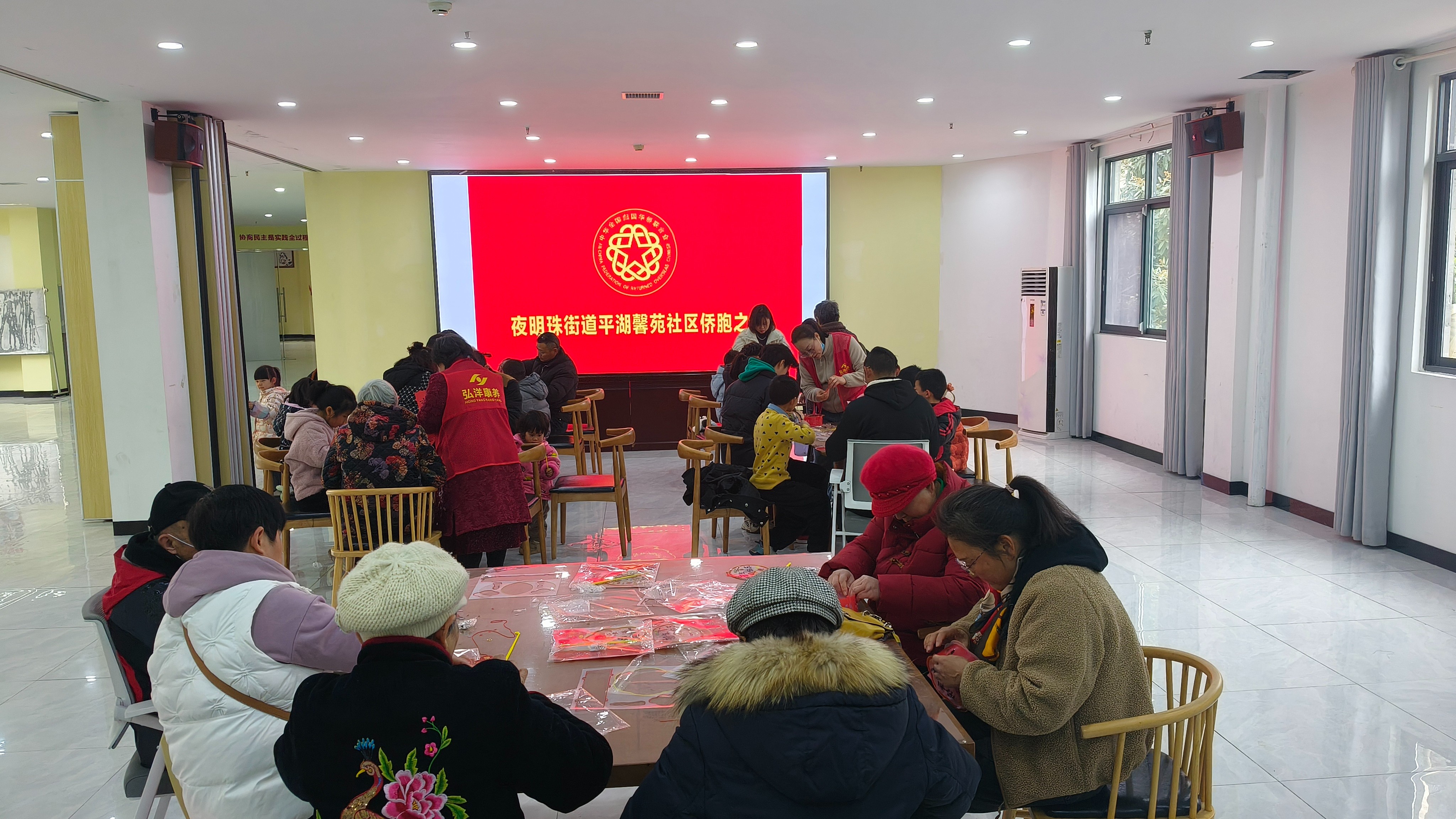 巧手做花灯•喜迎元宵节——西陵区平湖馨苑社区“侨胞之家”开展元宵节主题活动