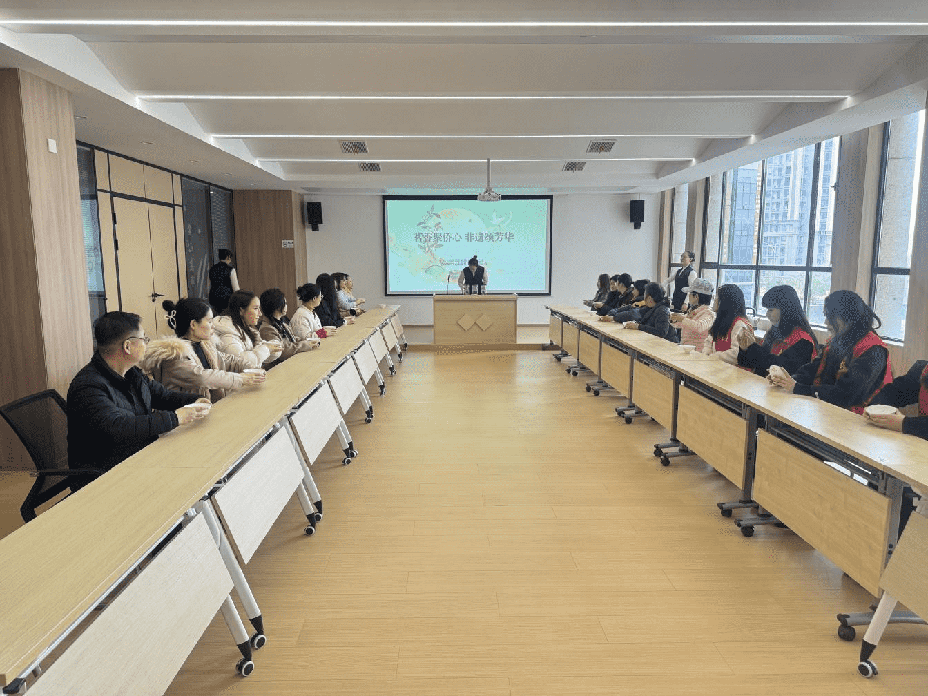 闻香寄侨情 茶韵润芳华 ——李家湖社区“侨胞之家”开展庆“三八”茶文化体验活动