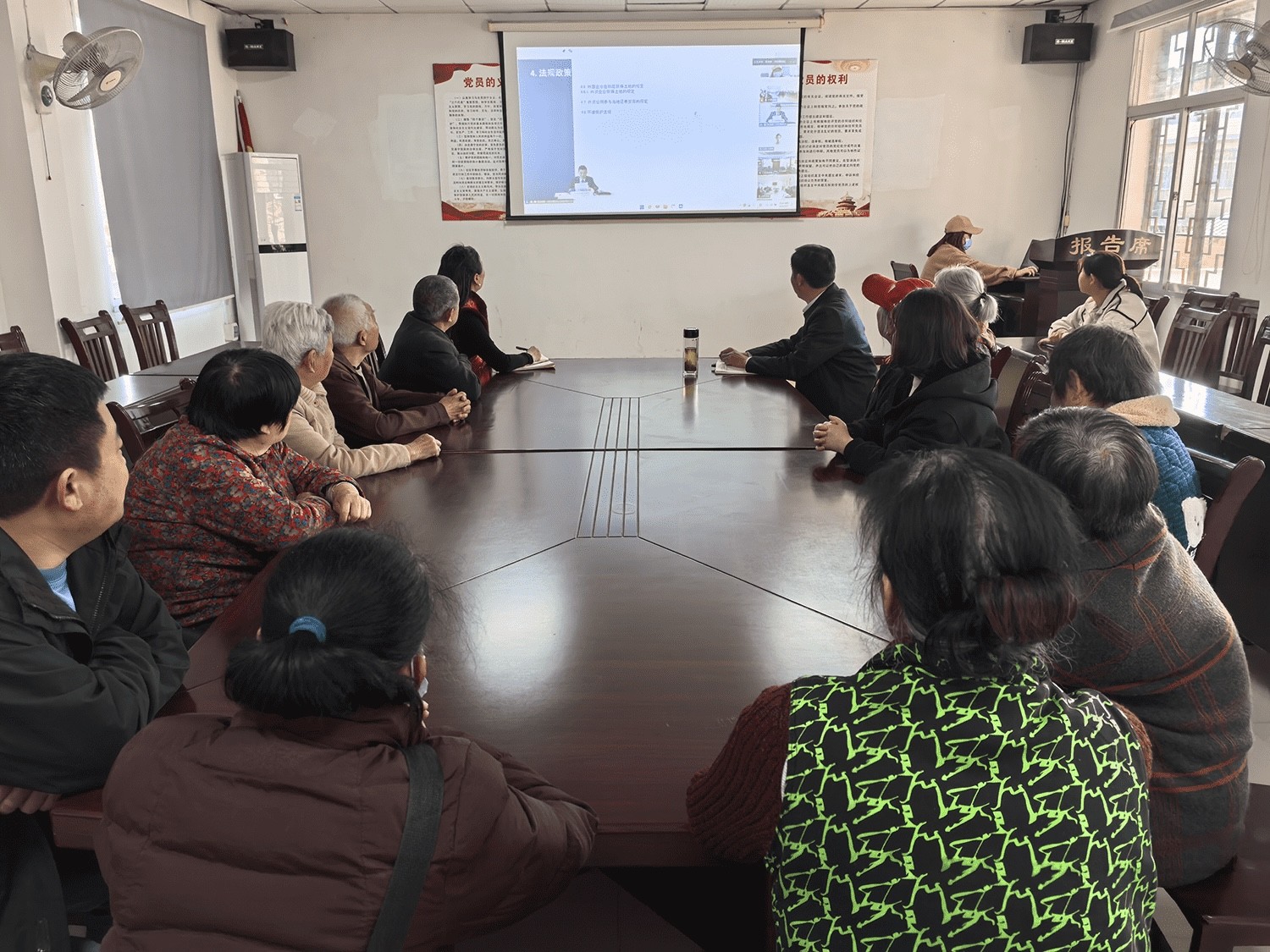 襄阳老河口市侨联组织收看“中国侨联服务共建‘一带一路’——当地律师说环境 话安全”法治宣讲