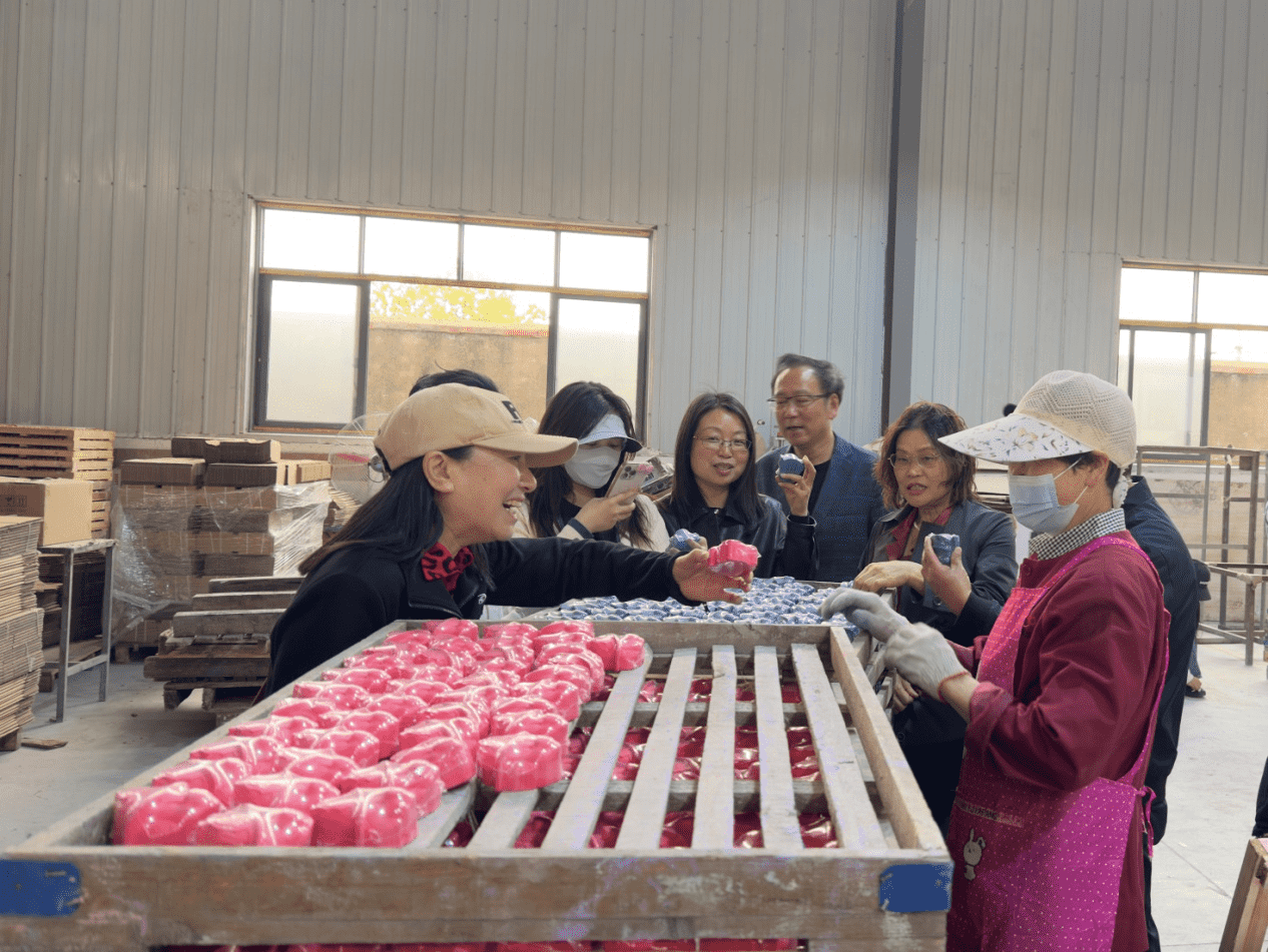 应城市侨联组织归侨侨眷探访粉笔产业： 见证“小粉笔”书写“大世界”