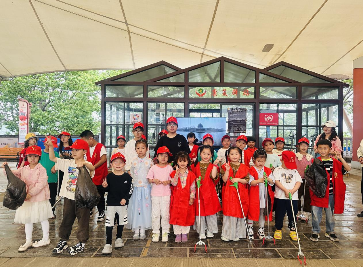 当阳市香榭里社区侨胞之家开展户外环保志愿活动