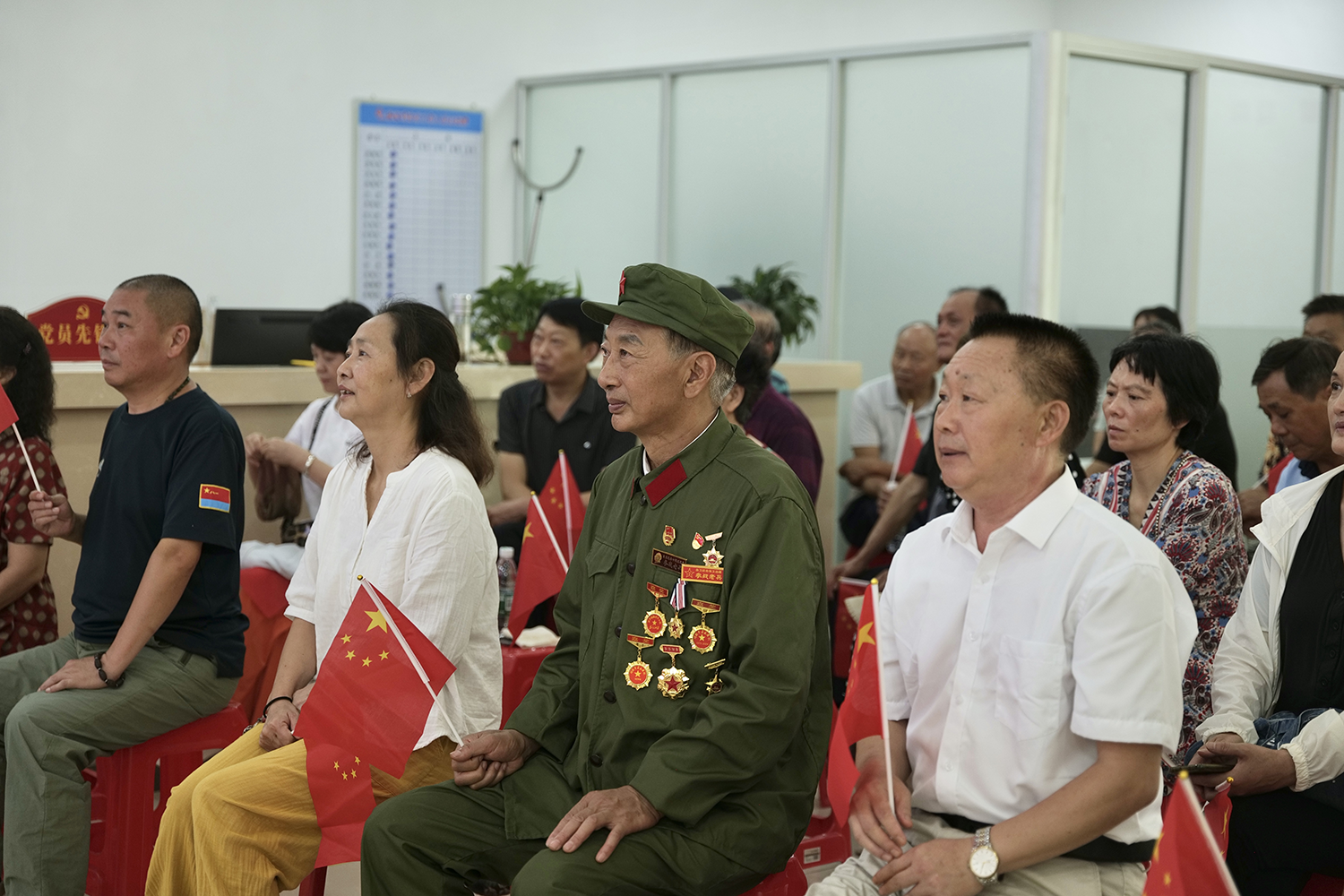 枝江市组织侨界群众集中观看 纪念中国人民抗日战争暨世界反法西斯 战争胜利80周年大会