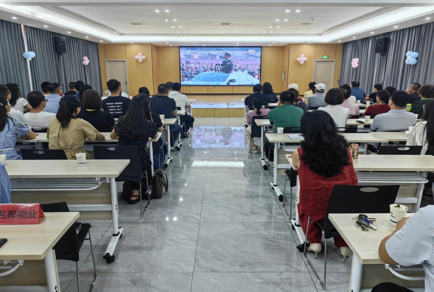 奏响团结音符，汇聚奋进浪潮 ——宜都市侨联组织侨界代表收看阅兵盛况