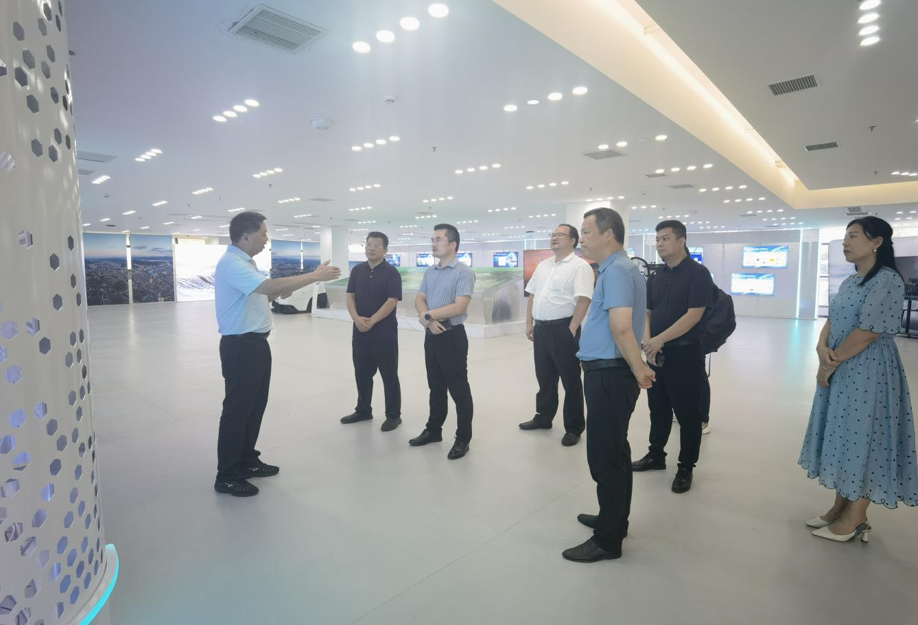 武汉飞流智能技术有限公司创始人刘奇一行 来咸考察低空经济产业