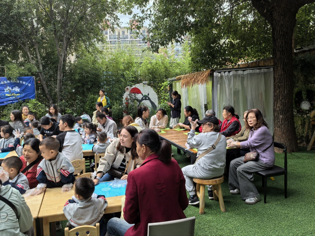 襄阳高新区连山社区“侨胞之家”开展 “双节同庆·邻里共制月饼香”主题活动