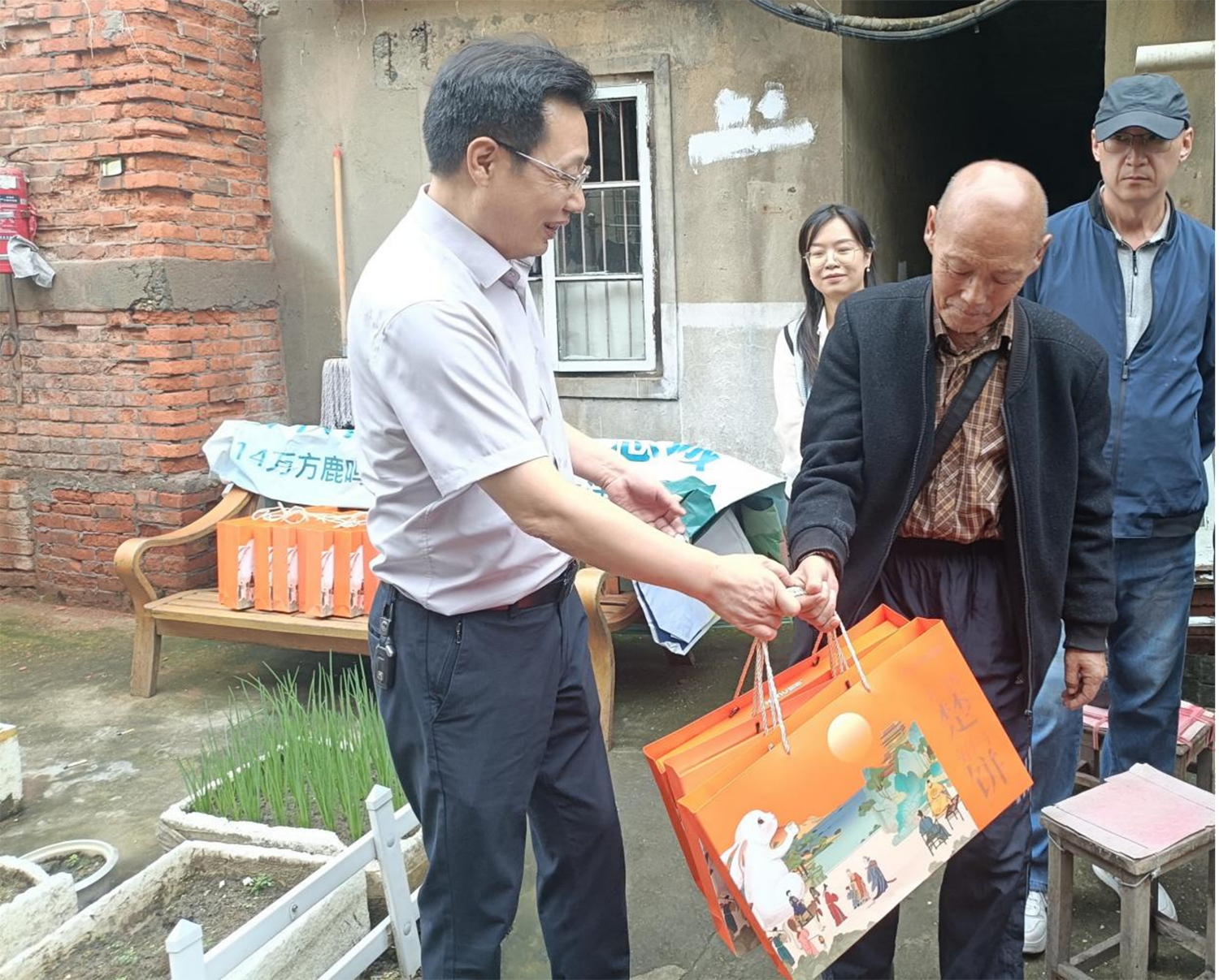 情系中秋暖侨心 ---襄阳襄城区开展走访慰问归侨侨眷活动