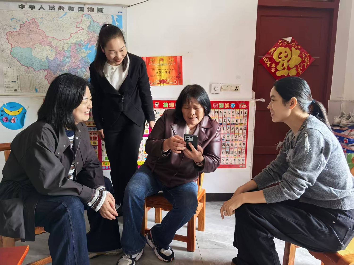 襄阳老河口市侨联中秋前夕走访慰问侨眷属