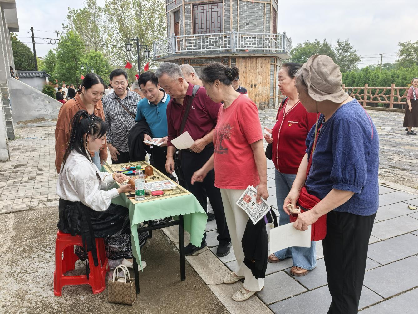 侨心连乡情 共绘振兴梦 ——伍家岗区李家湖社区侨胞侨眷走进当阳河溶镇参观交流