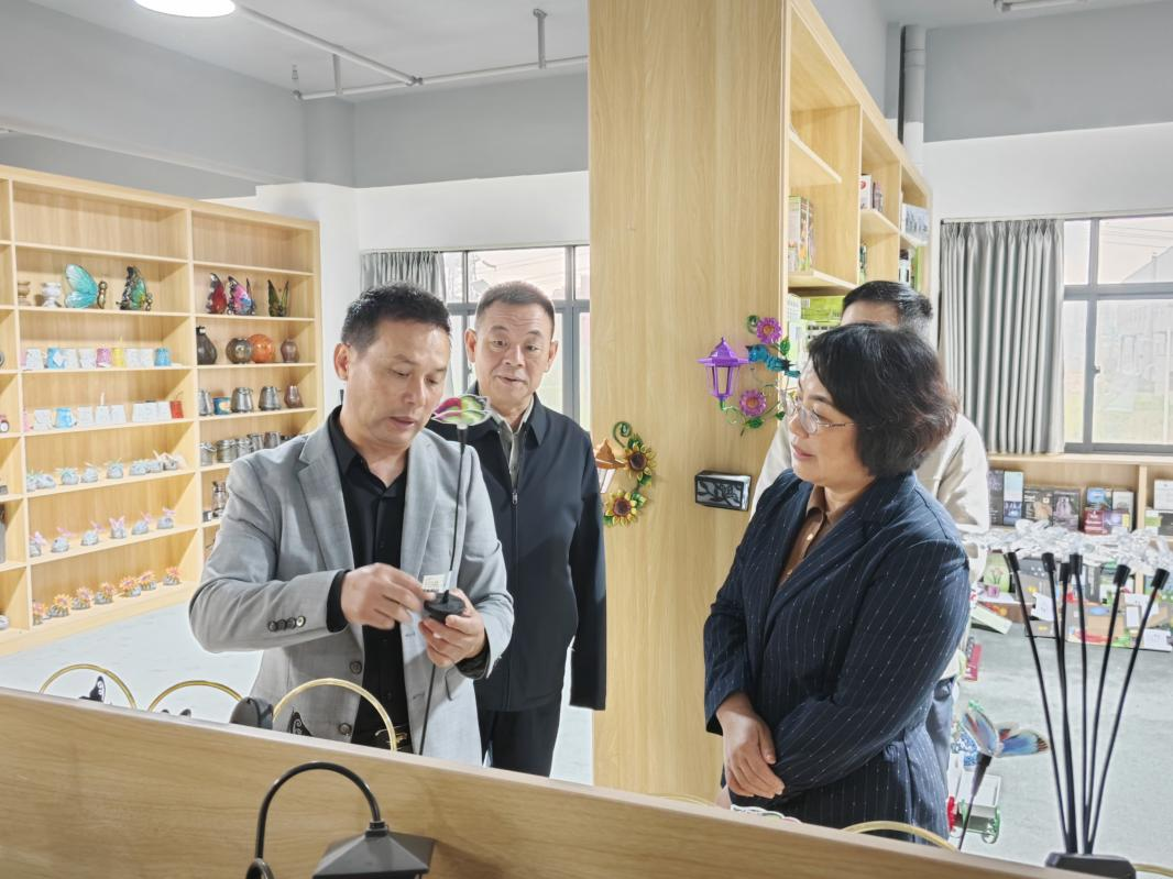 孝感市侨联主席陈娟来悟走访调研侨联工作